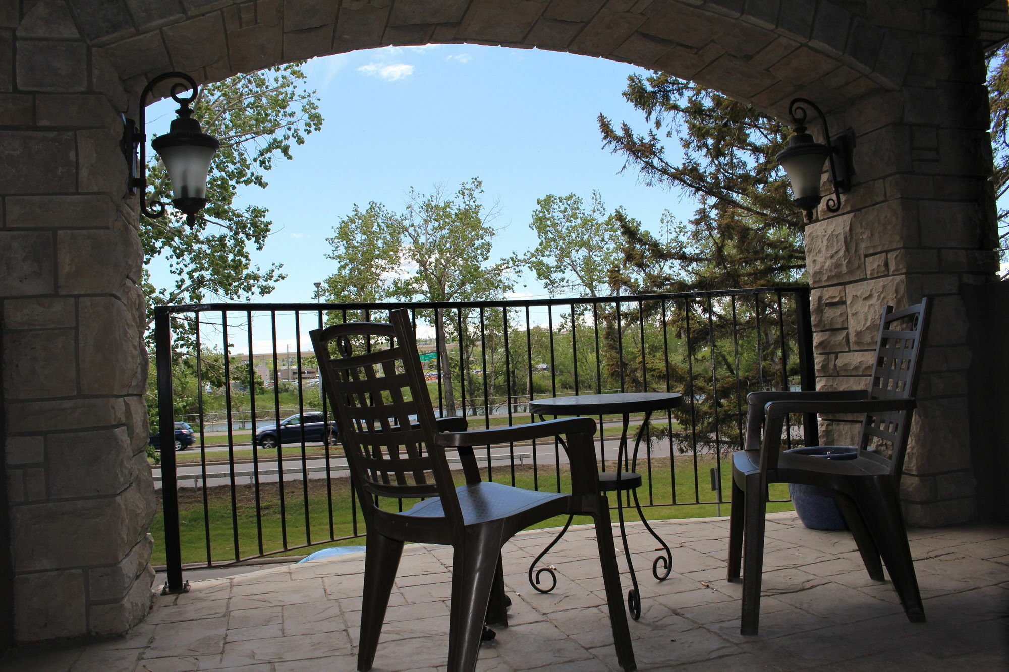 Westmount River Inn YYC Exteriör bild